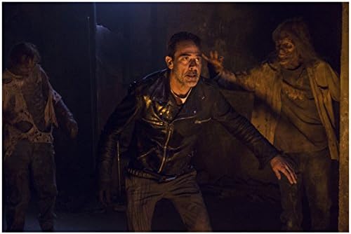 The Walking Dead, effефри Дин Морган, додека Неган се зафати со нозете се шири 8 x 10 инчи фотографија